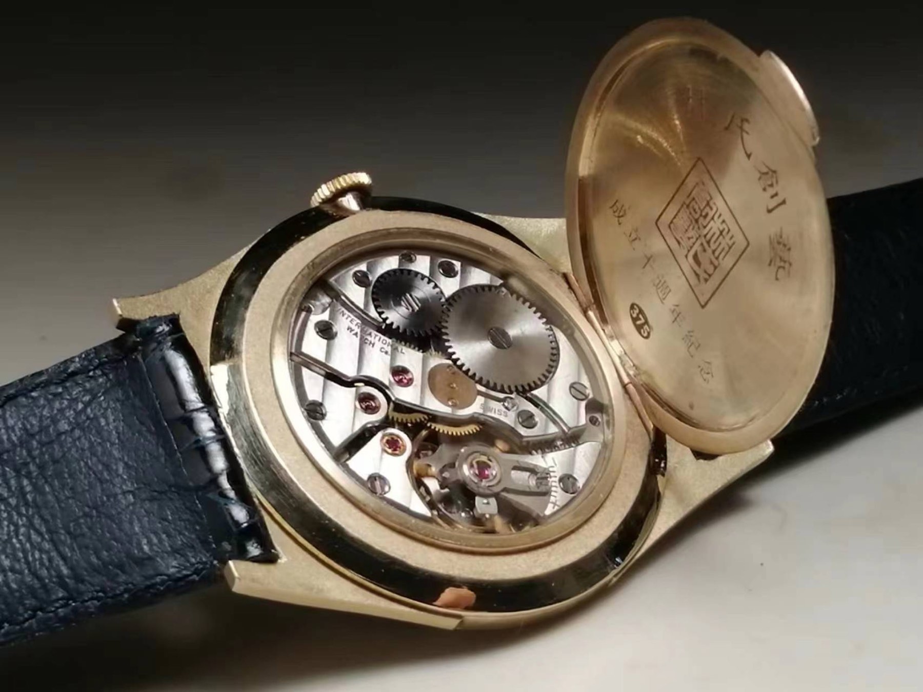 The Three-Hander in profile, a thin architectural case