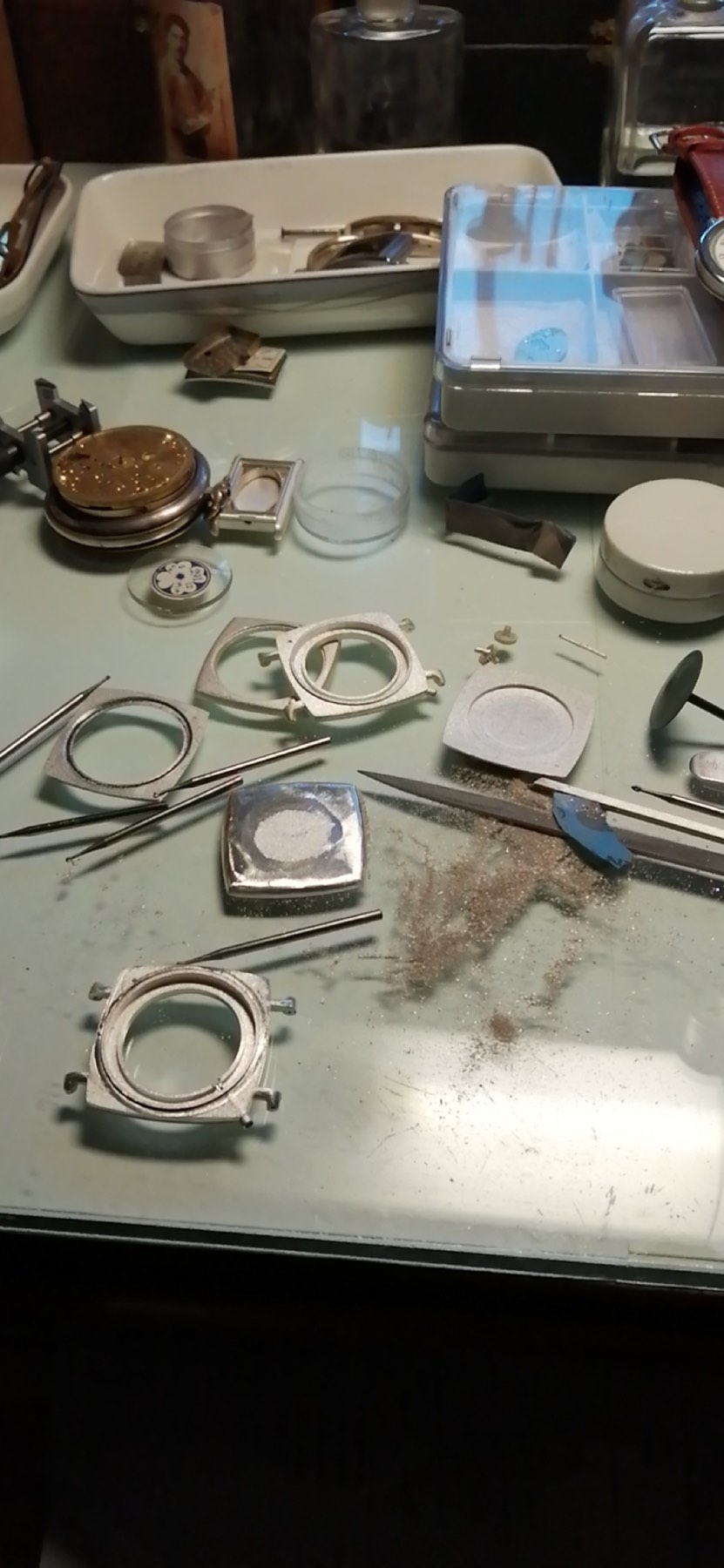 Tilted Watch manufacturing process photograph, photograph 4