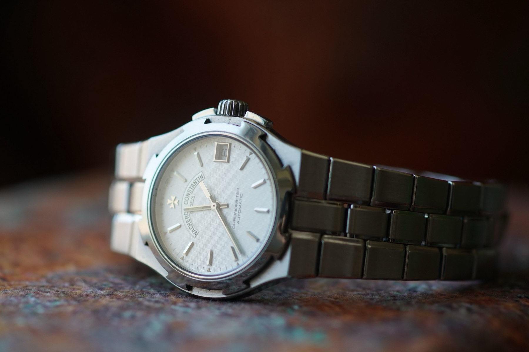 Solid engraved caseback of the Vacheron Constantin Overseas 42050 with the three-masted Overseas ship