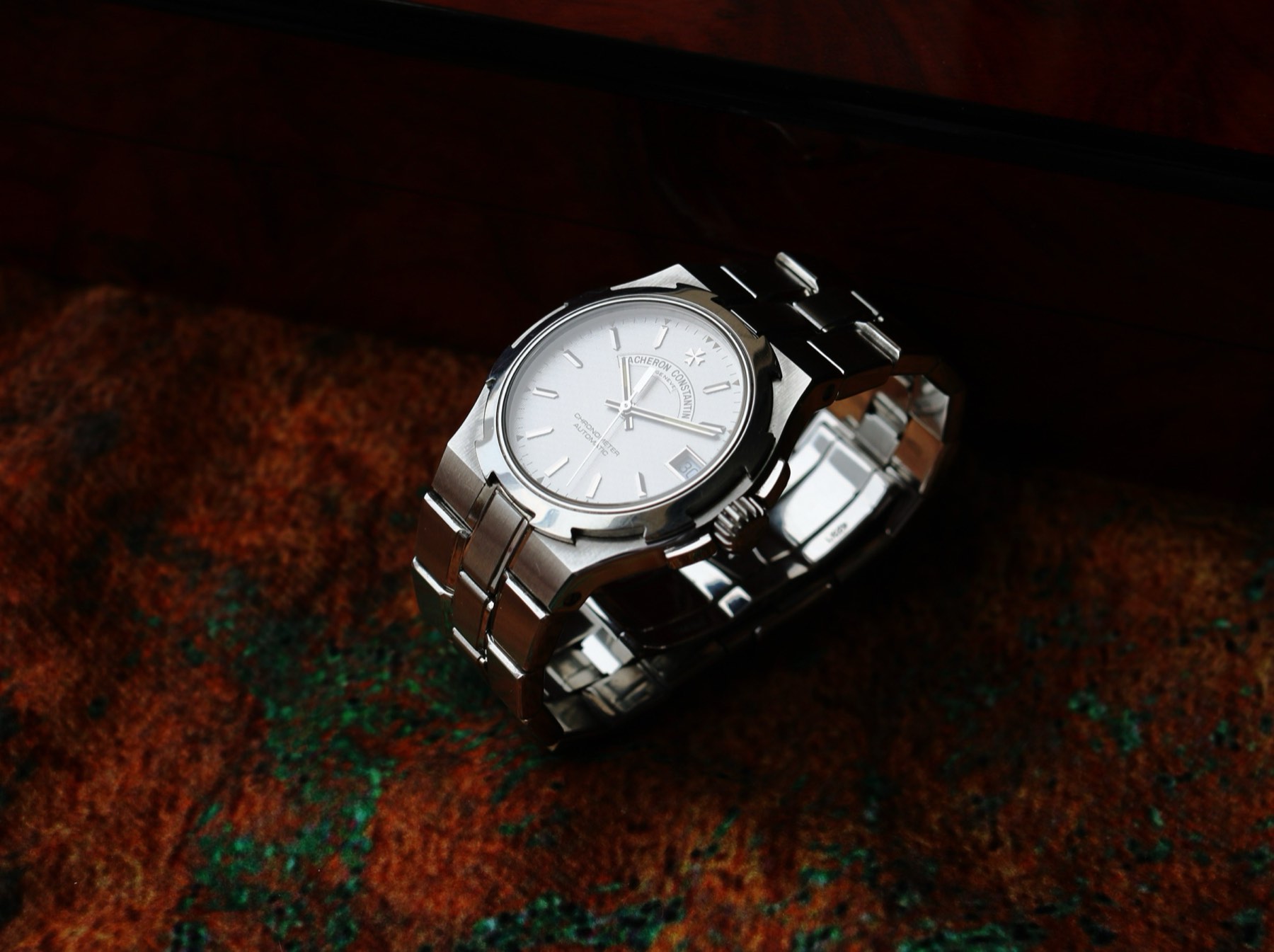 Applied markers and pointed hands on the white Overseas 42050 dial