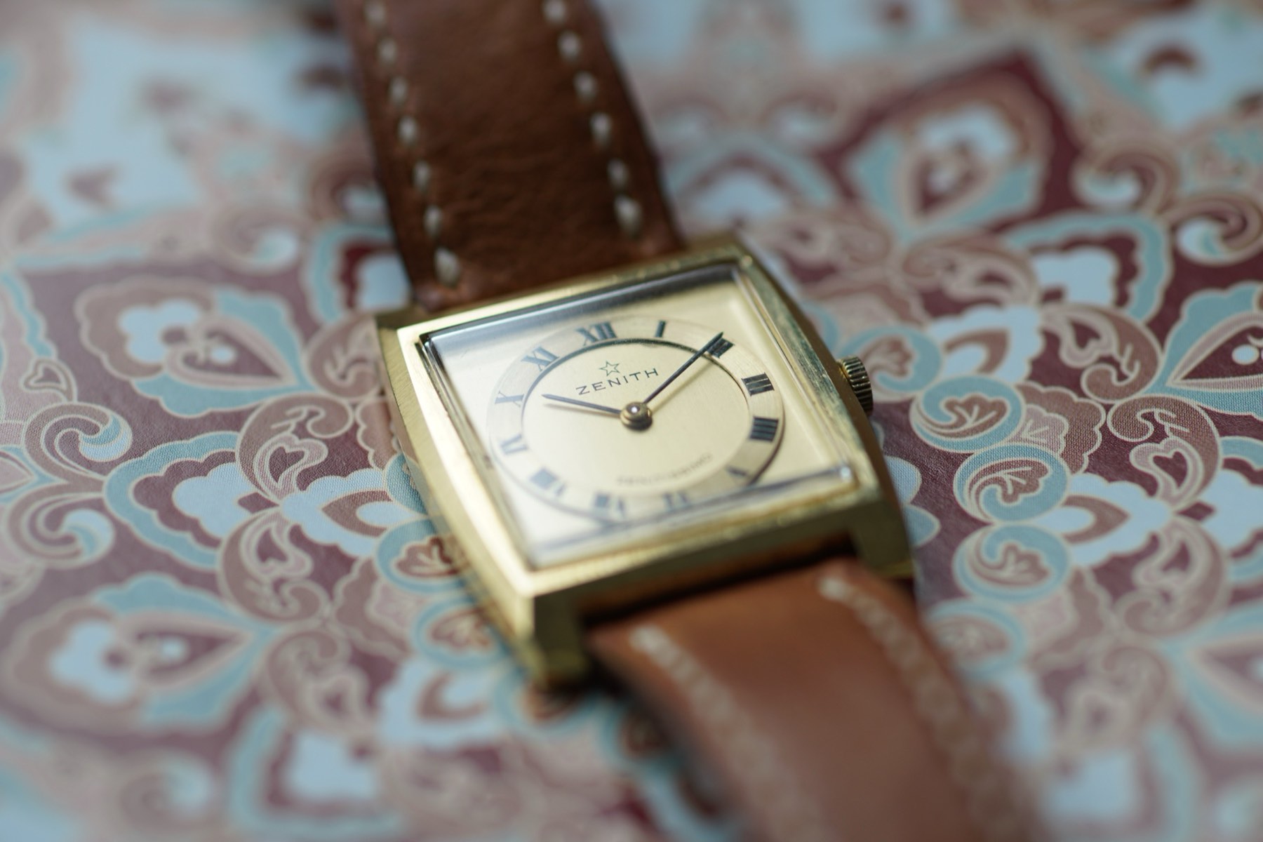Close view of the Zenith Zenitissimo case and crown with its raised guard step